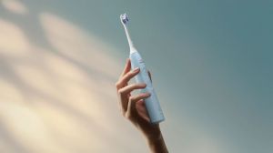 Електрическа звукова четка за зъби Philips Sonicare ProtectiveClean Series 6100 HX7406/02 , свтло синя с кутия за  пътуване